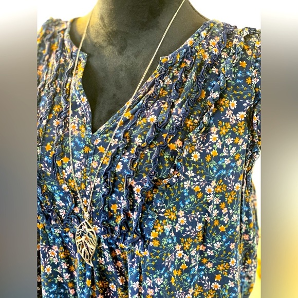 Floral Navy Blouse 🌺 - Picture 4 of 7